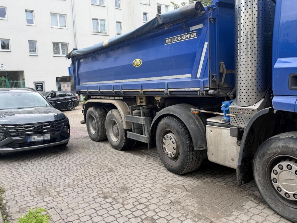 84-latka pod kołami ciężarówki w Warszawie. Dramatyczna walka o życie