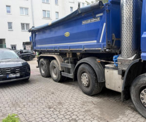 84-latka pod kołami ciężarówki w Warszawie. Dramatyczna walka o życie