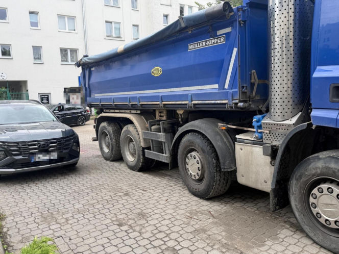 84-latka pod kołami ciężarówki w Warszawie. Dramatyczna walka o życie