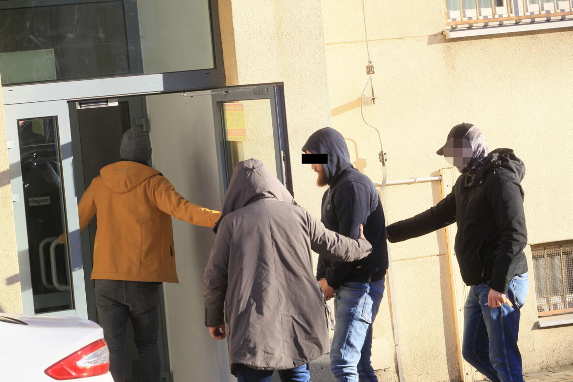 Zabójstwo Maćka na Nowym Świecie. Główny podejrzany jest przesłuchiwany. Doprowadzono go do prokuratury