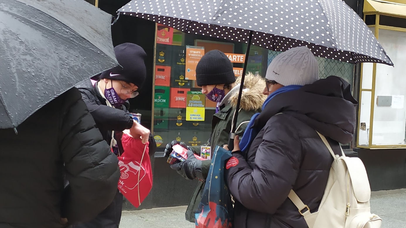 Gorące serca smagane wiatrem. Torunianie grają z WOŚP po raz trzydziesty! [FOTO]