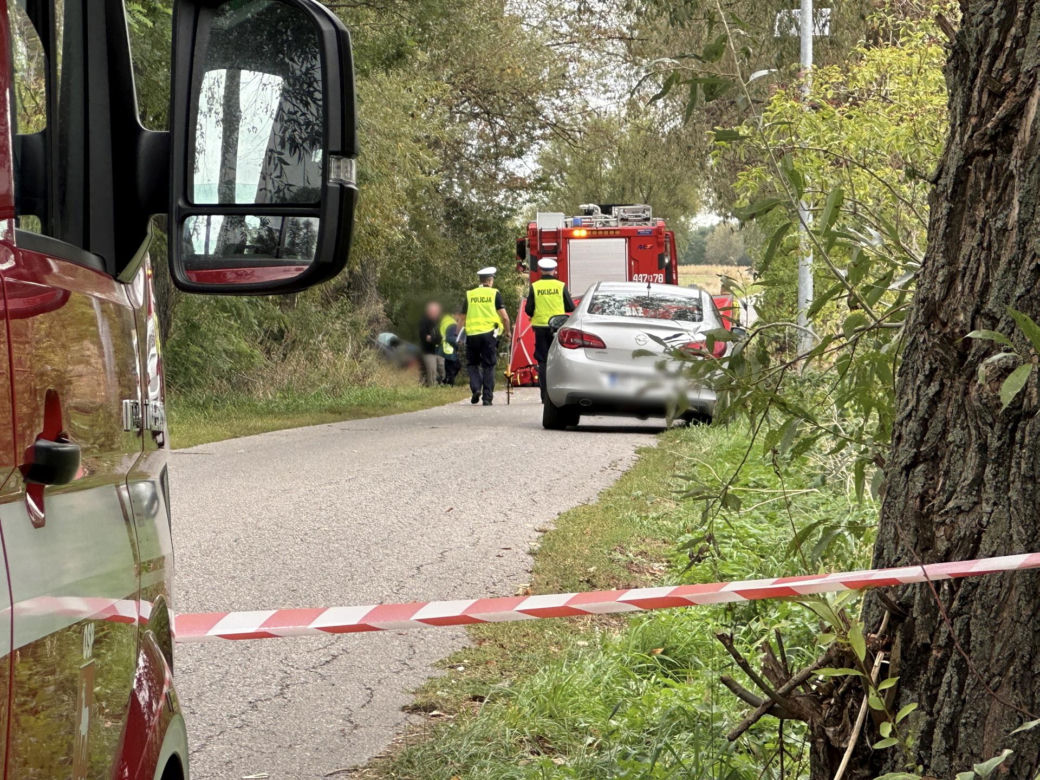 Auto pełne młodych ludzie roztrzaskane na drzewie. 21-letnia pasażerka nie żyje