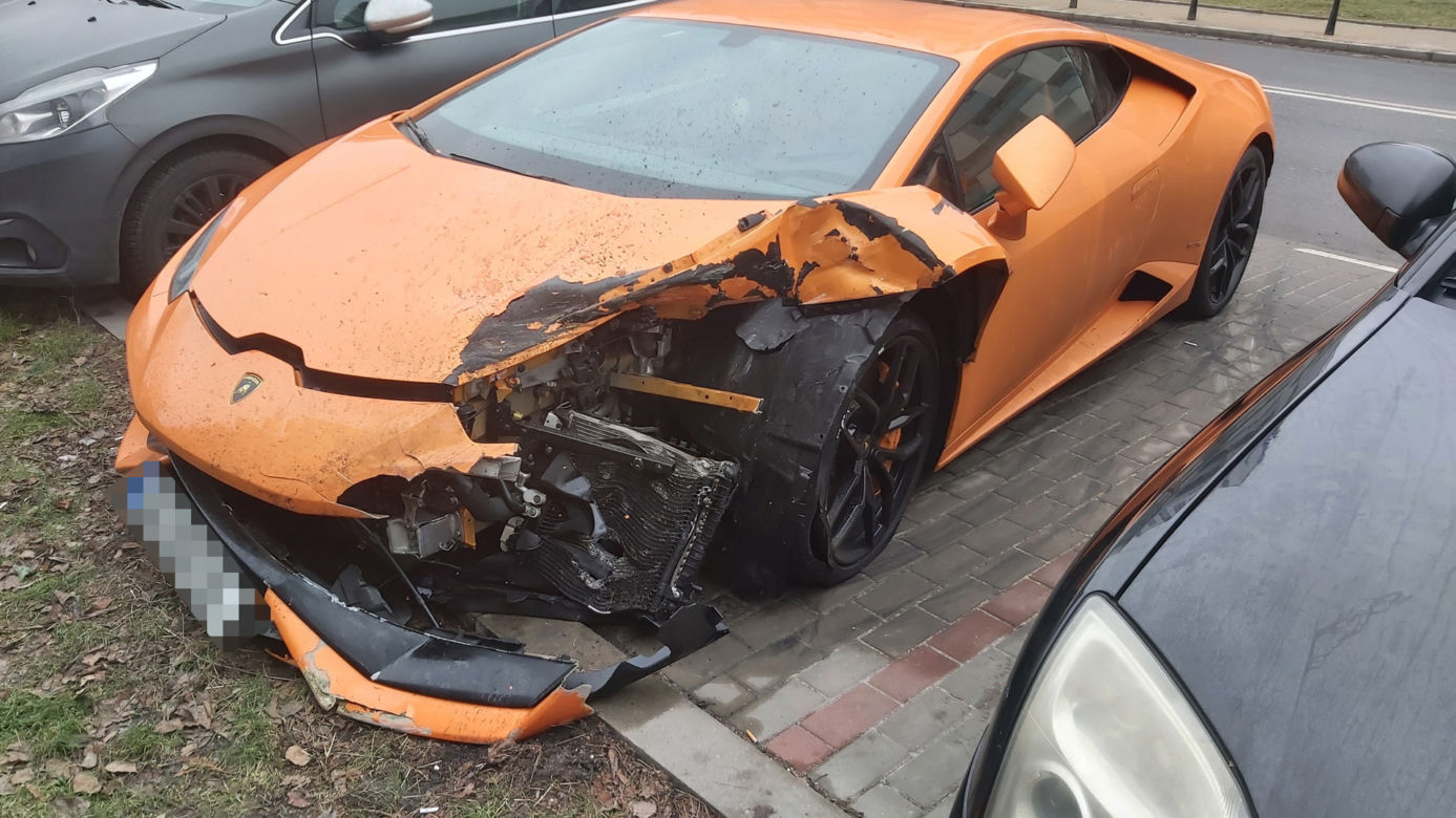Kierowca luksusowego lamborghini porzucił auto po kolizji