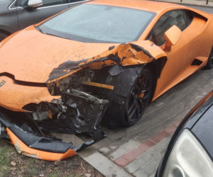 Kierowca luksusowego lamborghini porzucił auto po kolizji