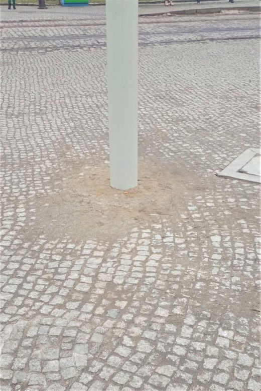 Nieestetyczny słup stanął na środku placu Grunwaldzkiego
