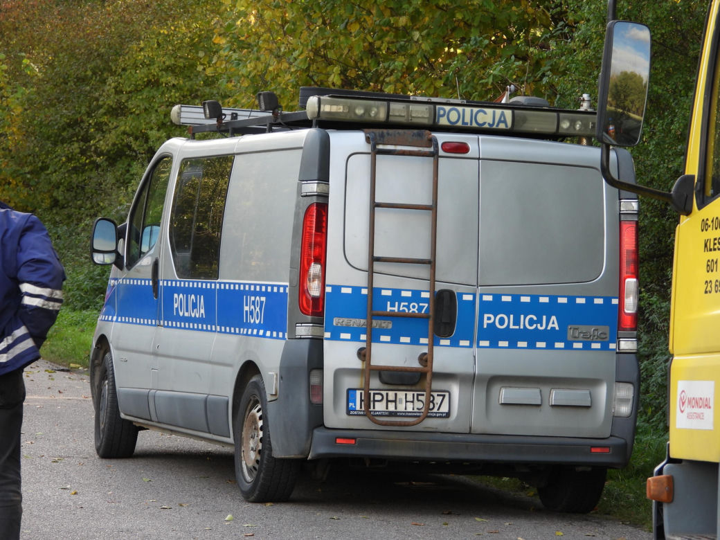 Śmierć na drodze pod Pułtuskiem. Zderzyli się czołowo, jeden z kierowców wypadł z auta