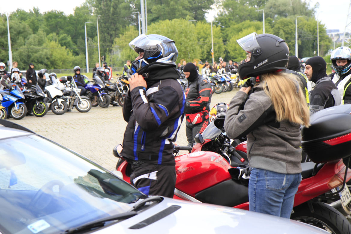 Przed Areną Lublin symbolicznie pożegnano dwójkę tragicznie zmarłych motocyklistów