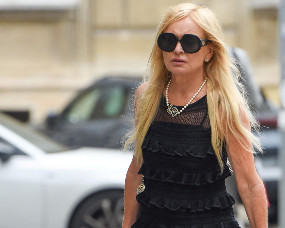 Monika Olejnik jak księżniczka rocka! Cała na czarno maszerował przez miasto