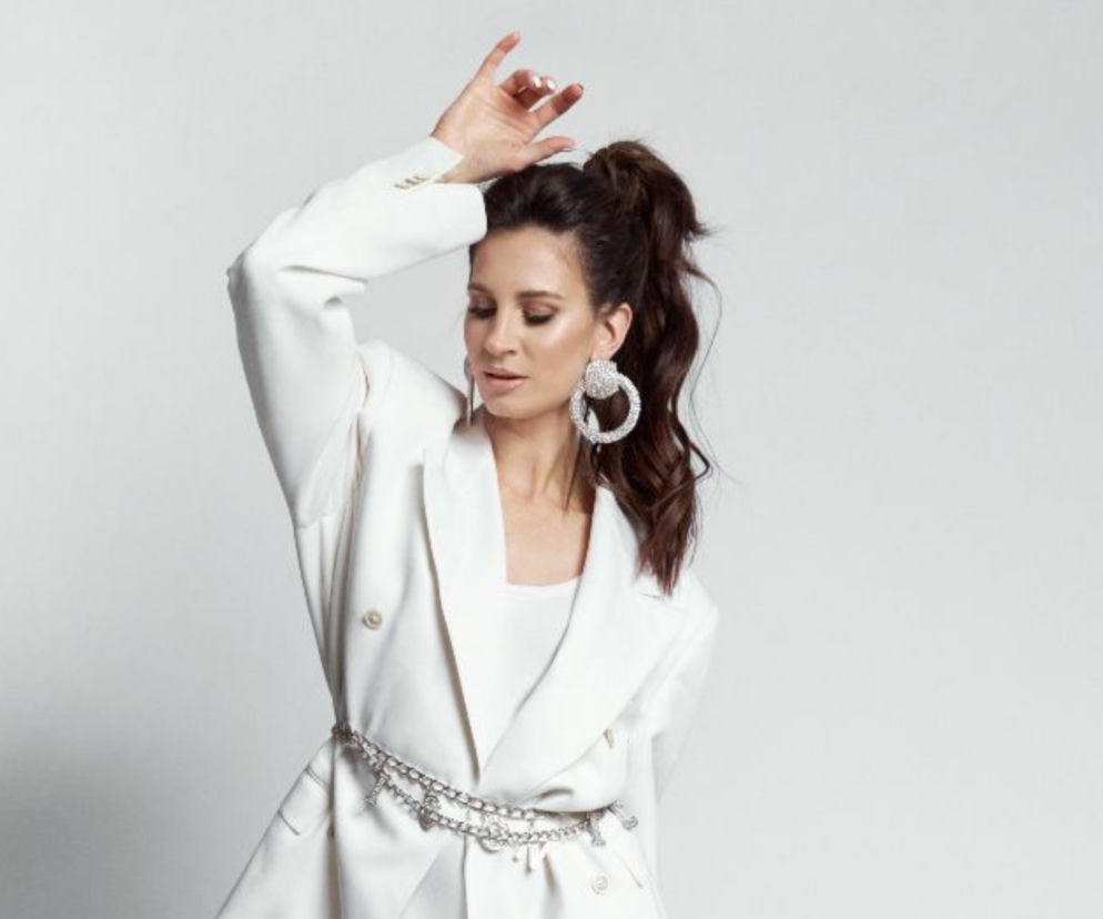 Sylwia Grzeszczak zachęca do tańca i umila wakacje! Remix jej hitu stworzyły wielkie gwiazdy