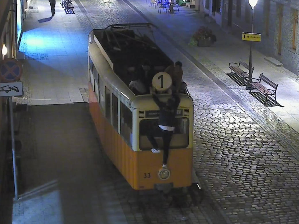 Weszli na dach zabytkowego tramwaju w centrum Bydgoszczy