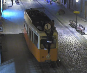Weszli na dach zabytkowego tramwaju w centrum Bydgoszczy
