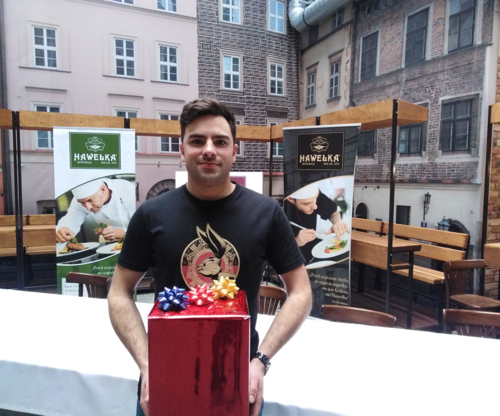 Zwycięzca konkursu w jedzeniu pączków na czas