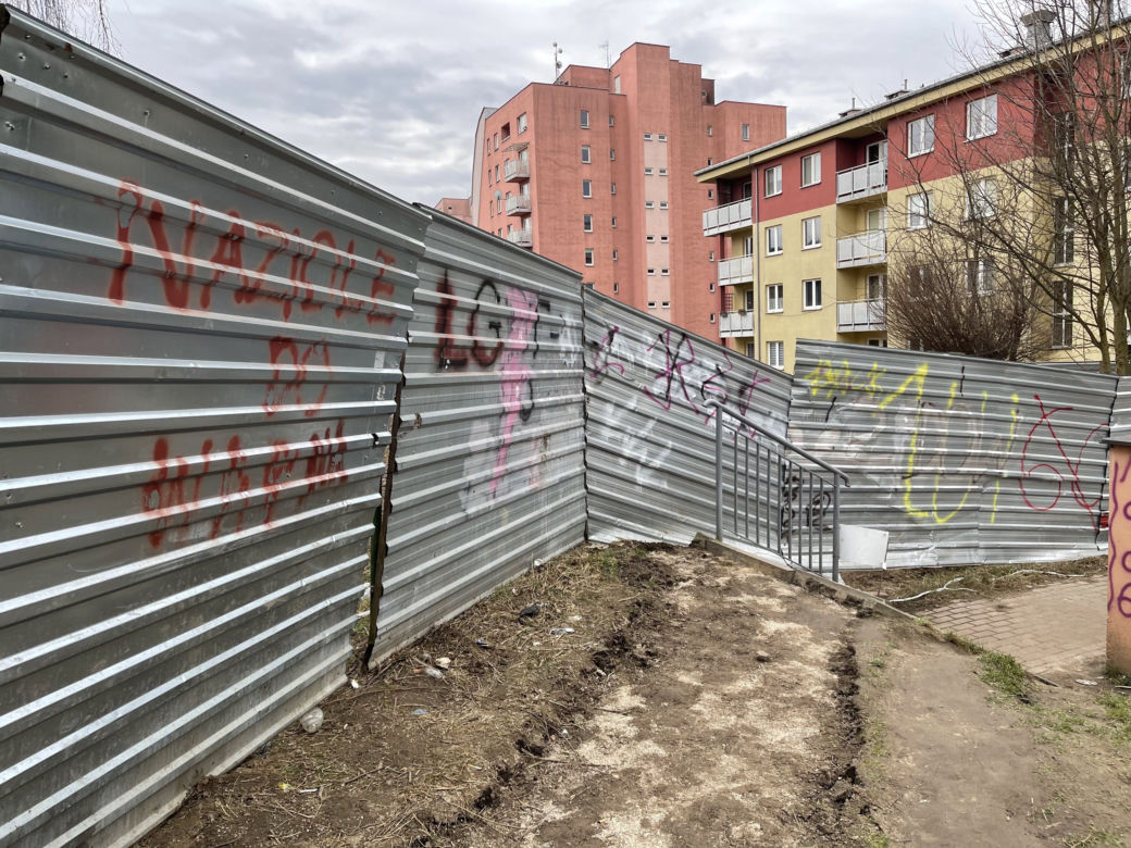Mieszkańcy nie mogą już korzystać z popularnego skrótu. To teren prywatny dewelopera. „Niech nas pozamykają na osiedlu”