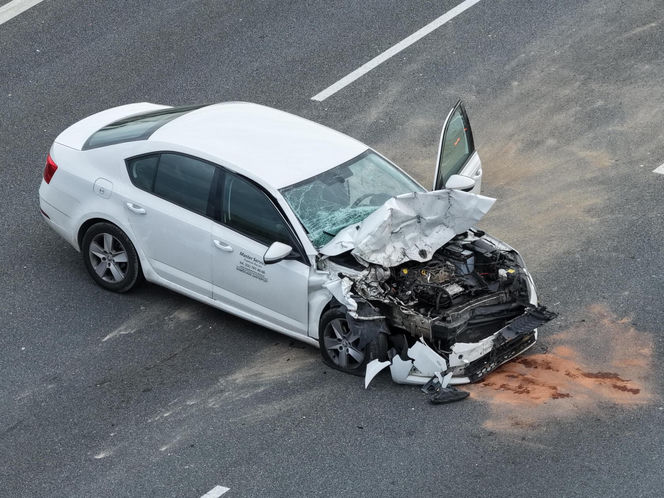 Potężna kraksa na S2. Ranne dwie osoby, w tym żołnierz