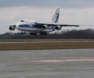 Ogromny ANTONOV An-124 Rusłan wylądował na lotnisku w Jasionce [ZDJĘCIA]