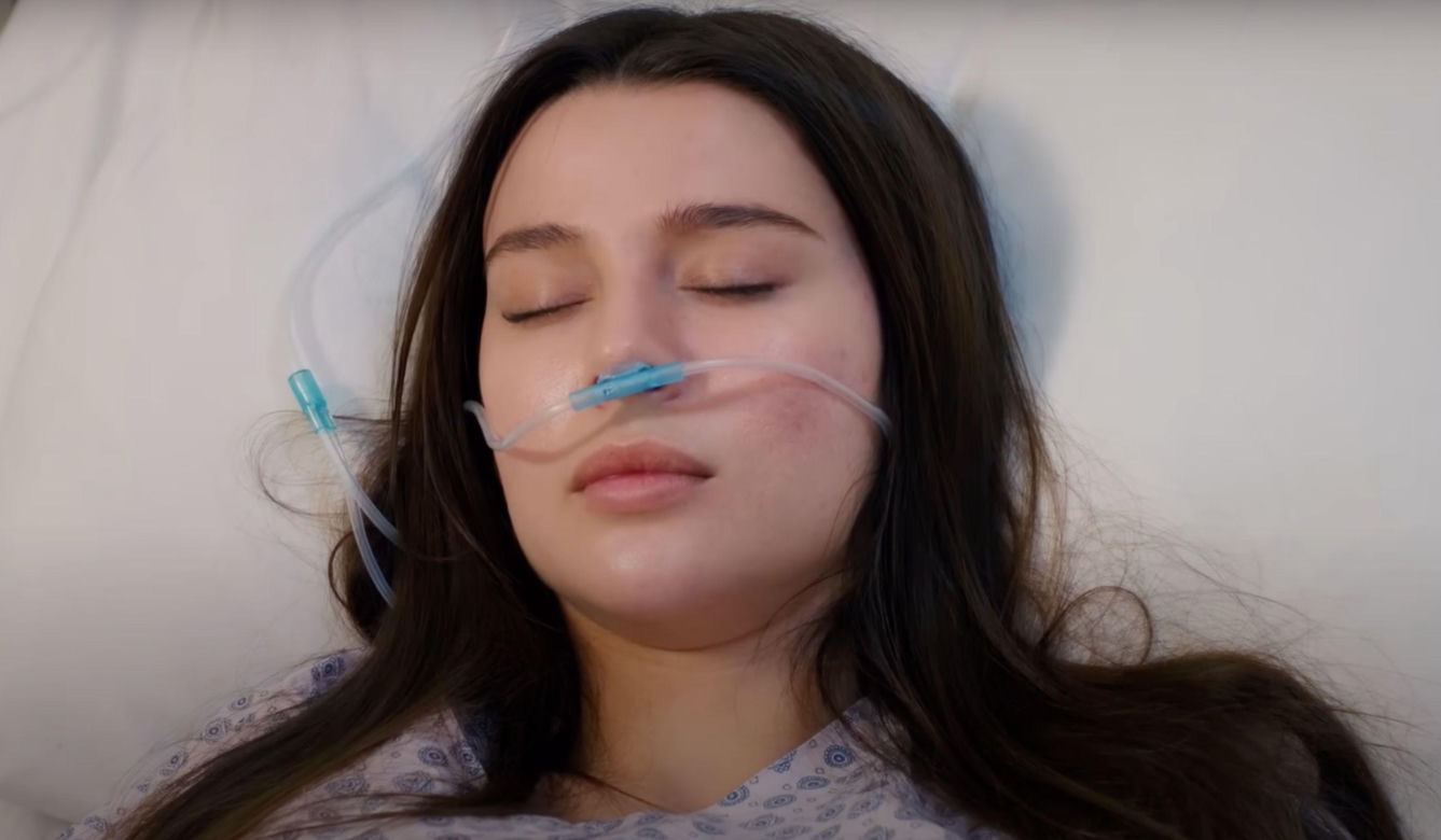 Ege uratuje Zeynep, choć porywacz pchnie ją nożem.