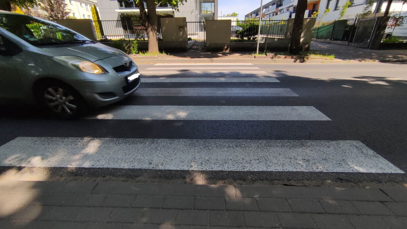 Poważny wypadek przy SP nr 4 w Toruniu. 11-latek wjechał pod samochód. Zdjęcia z miejsca zdarzenia