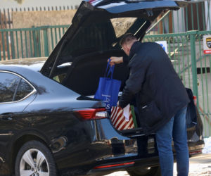 Kaczyńskiemu przywieziono obiad i zakupy