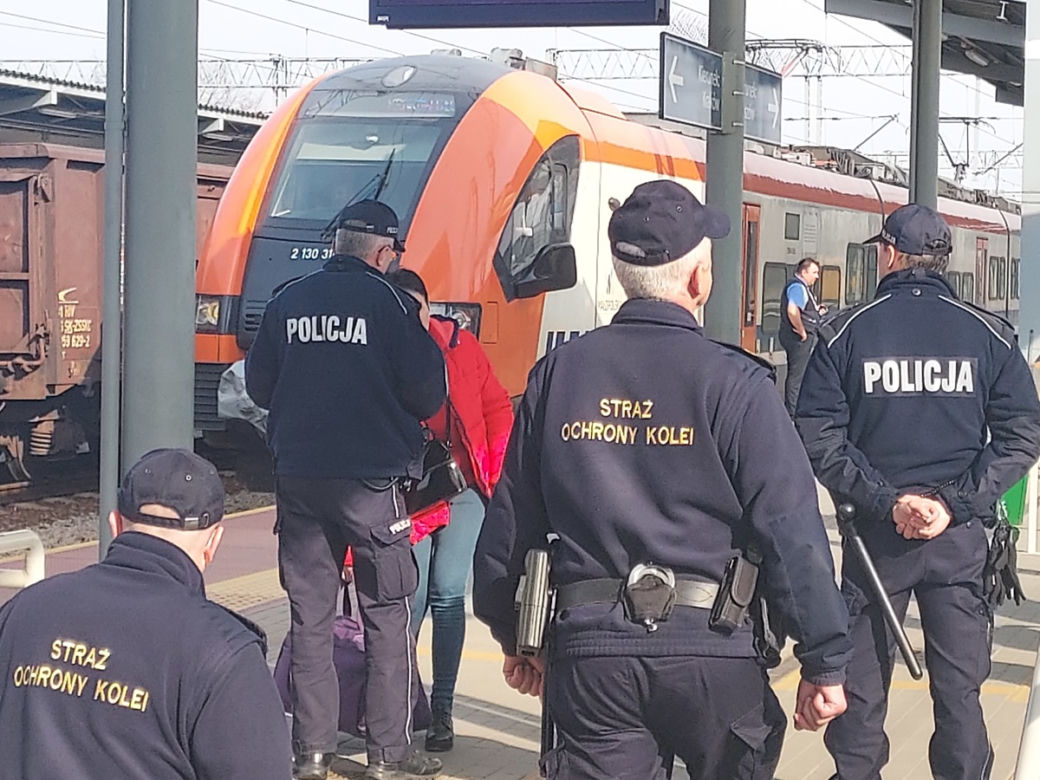 Policjanci na tarnowskim dworcu PKP
