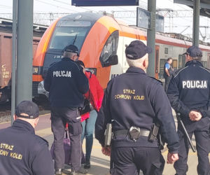 Policjanci na tarnowskim dworcu PKP