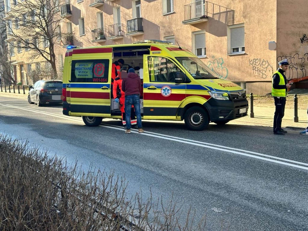 Dramat na przejściu na Ochocie. Wielkie audi zmiotło staruszkę
