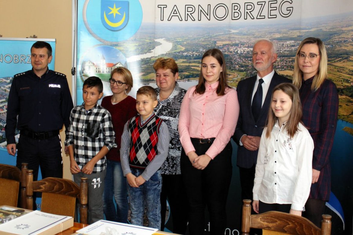 Nastolatkowie znaleźli pieniądze na ulicy