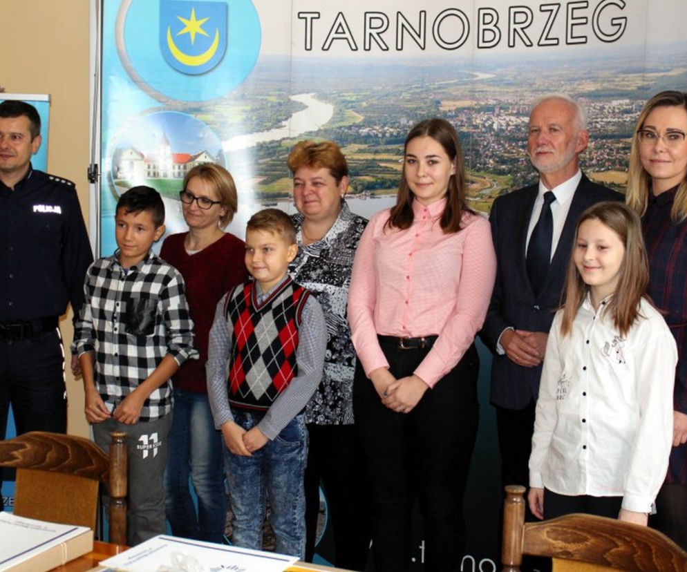 Nastolatkowie znaleźli pieniądze na ulicy
