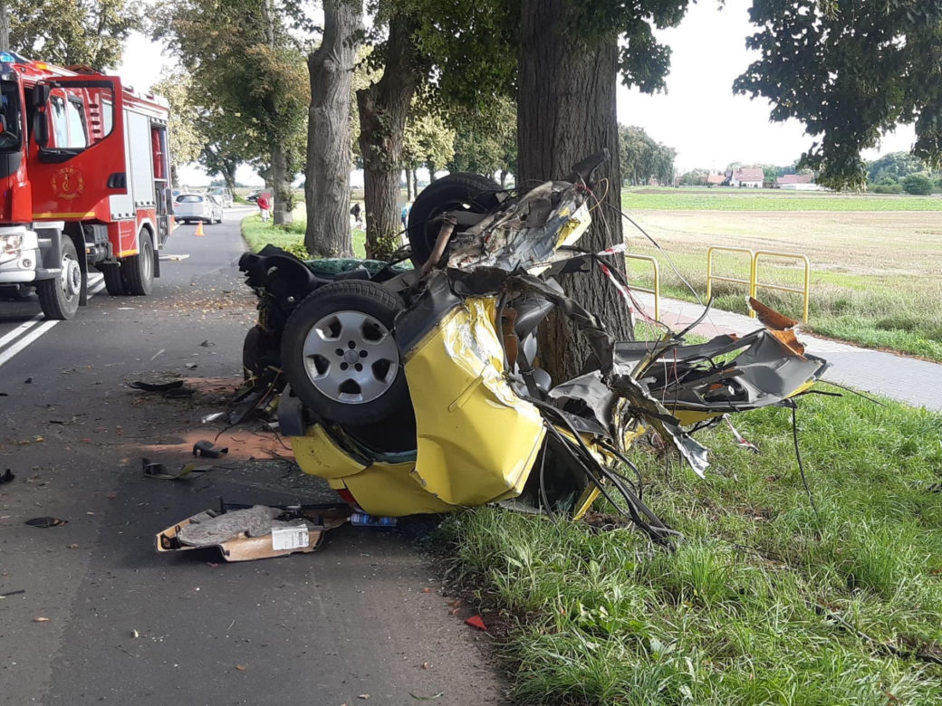 Śmiertelny wypadek pod Świebodzinem. Auto 37- i 32-latka zostało rozerwane na strzępy [ZDJĘCIA].