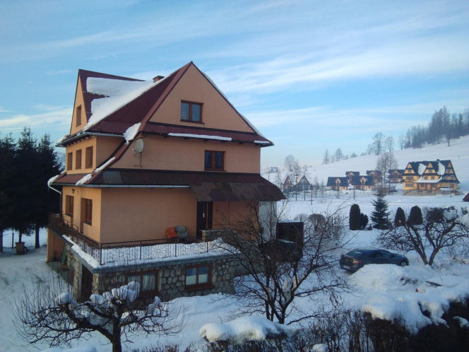 To jedna z najpiękniejszych wsi w Małopolsce. Kiedyś była popularniejszym kurortem niż Zakopane