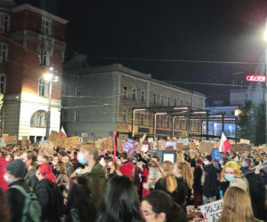 Protest kobiet w Katowicach. Ponad 20 tysięcy osób demonstrowało na rynku i katowickich ulicach. Takich tłumów Katowice jeszcze nie widziały [ZDJĘCIA, WIDEO]