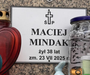 Gwiazdor TVN zginął w tragicznym wypadku. Tak dziś wygląda grób Macieja Mindaka