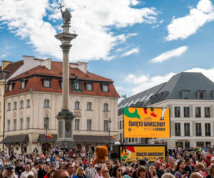 Warszawa obchodzi swoje święto. Wyświetlono film, w którym zagrał ojciec Rafała Trzaskowskiego