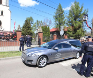 Karawany z wieńcami przyjechały na pogrzeb Łukasza Litewki