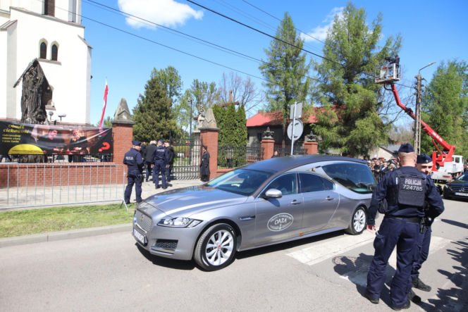 Karawany z wieńcami przyjechały na pogrzeb Łukasza Litewki