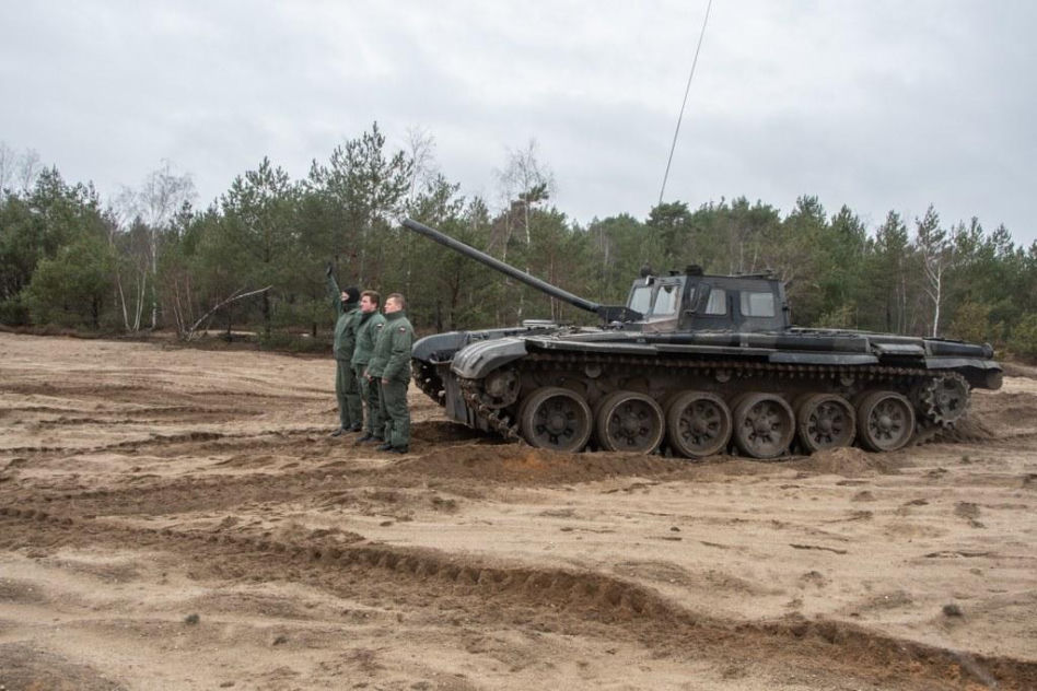 Muzeum w Orzyszu z pancernym wzmocnieniem. Czołg T-72 stanął na placu jako nowy eksponat