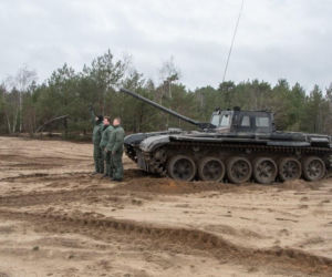 Muzeum w Orzyszu z pancernym wzmocnieniem. Czołg T-72 stanął na placu jako nowy eksponat