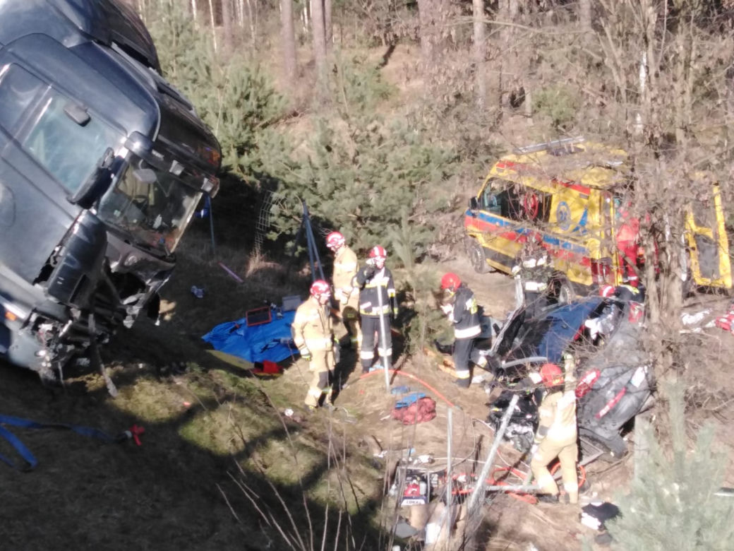 Poważny wypadek na s10 koło Torunia. Auto wyrzucone ze skarpy!