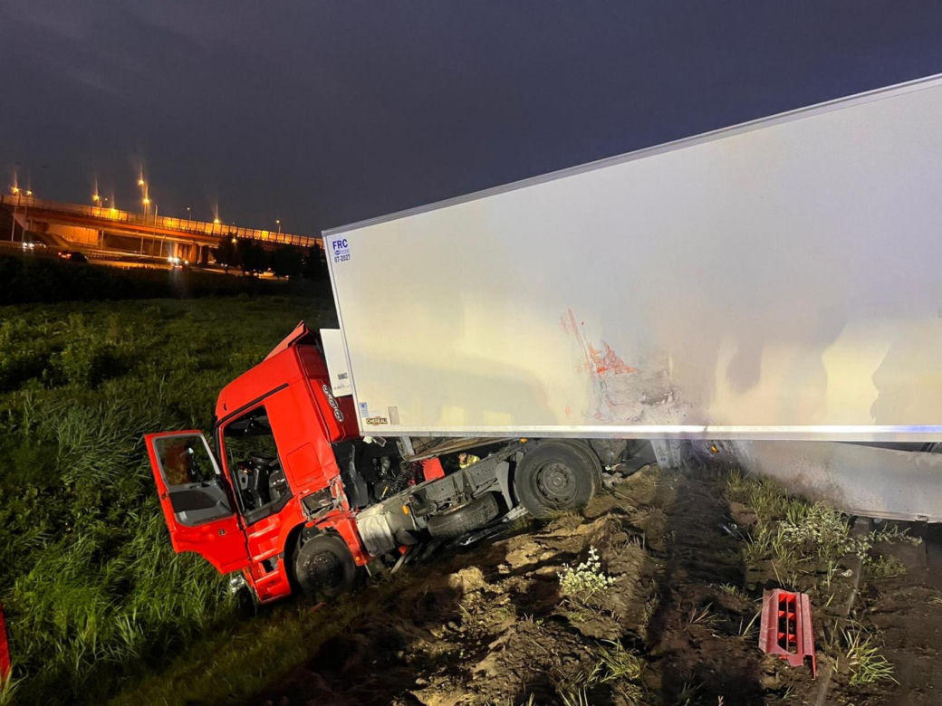 Ciężarówka runęła z nasypu na węźle pod Warszawą