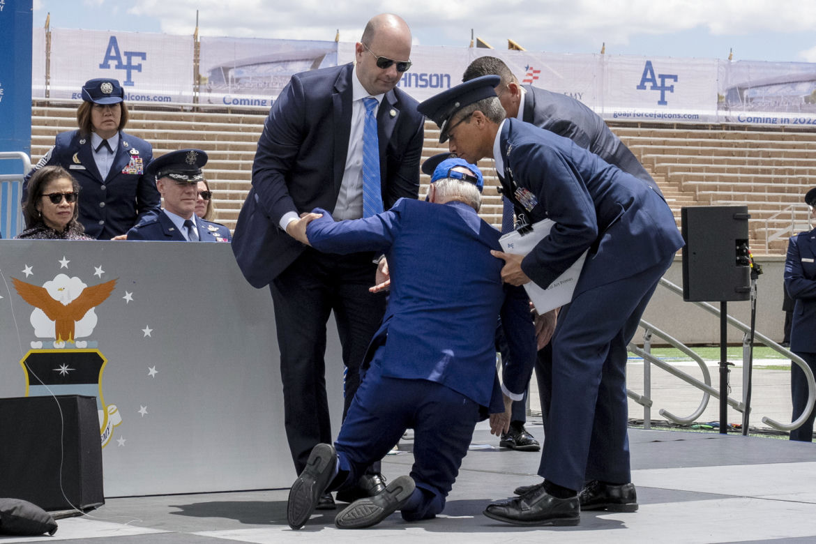 Joe Biden ciągle się przewraca! Takie były jego słynne upadki. Co się dzieje?