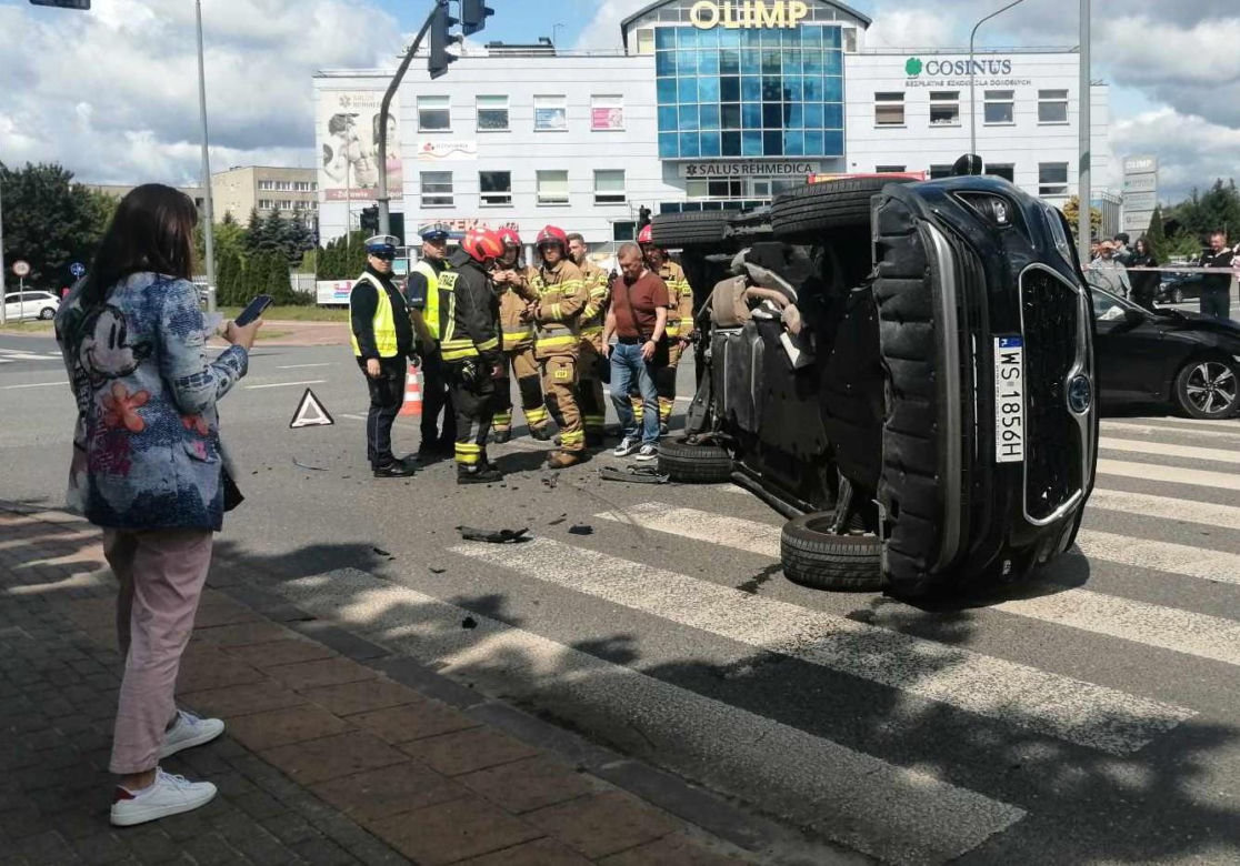 Kolizja na Sokołowskiej w Siedlcach. Jedno auto przewróciło się na bok