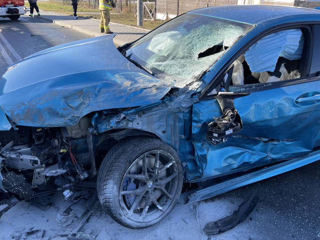 Sportowe BMW czołowo zderzyło się z busem pełnym ludzi. 5 osób trafiło do szpitala