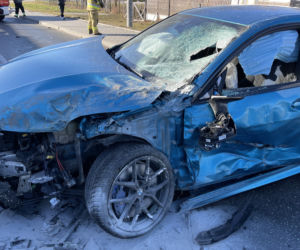 Sportowe BMW czołowo zderzyło się z busem pełnym ludzi. 5 osób trafiło do szpitala