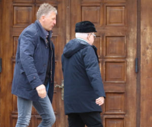 Lech Wałęsa zupełnie sam w pustym kościele. Pojechał się pomodlić tuż przed świętami