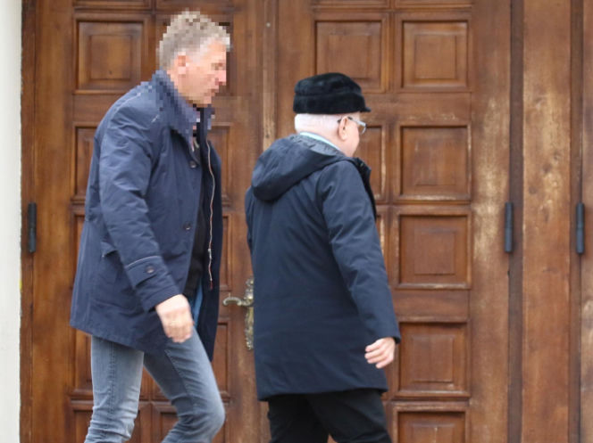 Lech Wałęsa zupełnie sam w pustym kościele. Pojechał się pomodlić tuż przed świętami