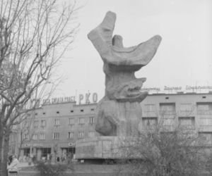 Pomnik Bojownikom o Polskość Śląska Opolskiego na placu Wolności 1972-03-26 