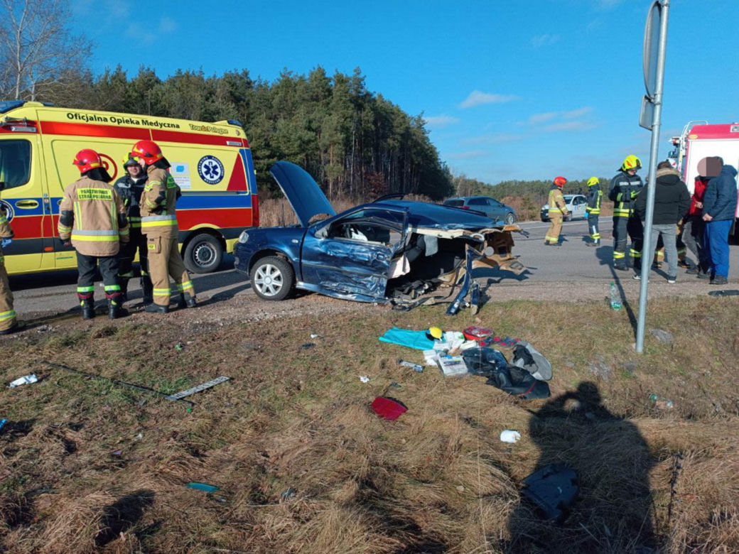 Potworny wypadek pod Siedlcami. Auto rozpadło się na pół!