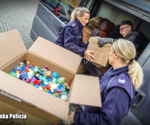 Gorzowscy policjanci dzielnie zbierali... nakrętki by pomóc Wiktorii