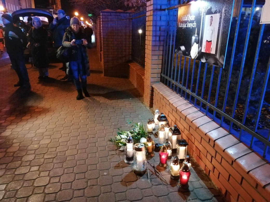 Siedlczanie wyrazili swój sprzeciw przeciwko agresji i wsparcie dla rodziny ratownika medycznego, który zginął w ataku nożownika