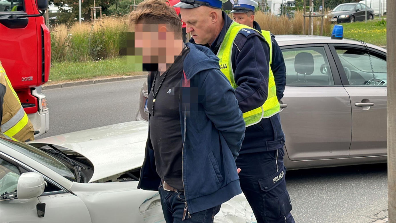 Pościg ulicami Warszawy. Wariat z promilami za kółkiem zmasakrował kilka pojazdów. Dwie osoby ranne