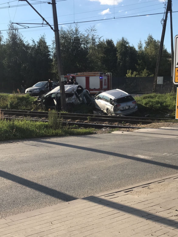 Pomyliła biegi i dwa samochody wjechały pod pociąg